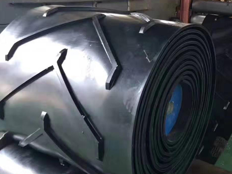 Patterned conveyor belt
